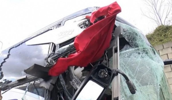 Otogarda feci kaza! İki otobüs çarpıştı: Yolcular büyük panik yaşadı!