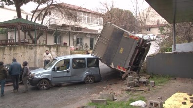 Atasehir'de Freni Patlayan Kamyon Ortaligi Birbirine Katti