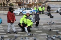 Trafik Polisi Küçük Çocukla Güvercinleri Yemledi, Görüntüleri Yürekleri Isitti Haberi