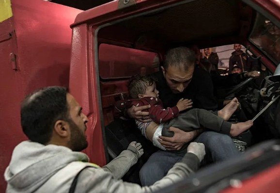 Gazze'de siyonist İsrail bebekleri doğarken katlediyor! Katiller ordusu ölülere bile huzur vermiyor