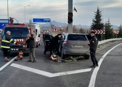 Bariyerlere Saplanan Otomobilin Sürücüsü Hayatini Kaybetti