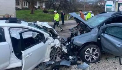 Feci kaza! İki otomobil çarpıştı: 3 kişi hayatını kaybetti