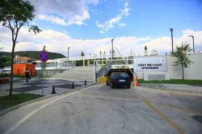 Mentese Kent Meydani Vatandaslara Hizmet Vermeye Devam Ediyor