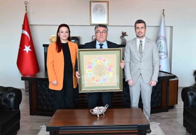 Rektör Özölçer'den Gümüs Ve Yildirim'a Tesekkür Belgesi