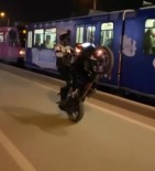 Yogun Trafikte Motosikletin Önünü Kaldirarak Akrobatik Hareketler Yapti