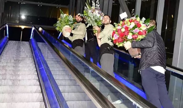 Melis Sezen'e 27 yaş sürprizi