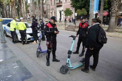 Antalya'da Es Zamanli Elektrikli Scooter Denetimi Açiklamasi 210 Sürücüye Ceza, 155 Scooter Trafikten Men