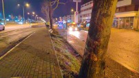 Bursa'da Kontrolden Çikan Otomobil Yola Uçtu Açiklamasi 1 Yarali
