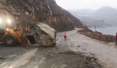 Dev Kaya Karayoluna Düstü, Felaket Ucuz Atlatildi