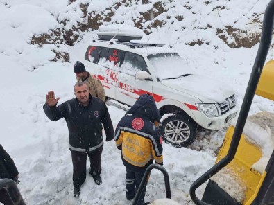 Kar Nedeniyle Köyde Mahsur Kalan Hasta 2 Saatlik Çalismayla Hastaneye Ulastirildi