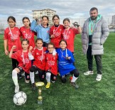 Küçük Kizlar Futbolda 75. Yil Mühibe Germirli Ortaokulu Kayseri Sampiyonu