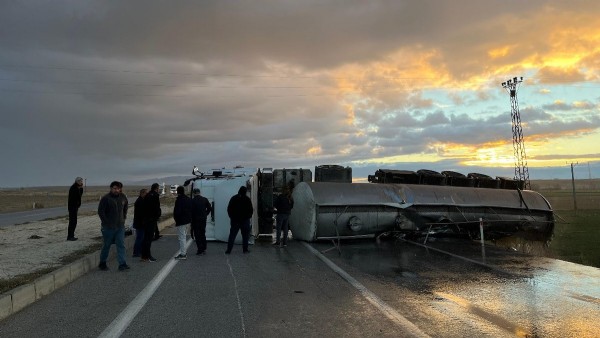 Konya'da korkunç kaza! Tanker refüje çarptı: 2 yaralı