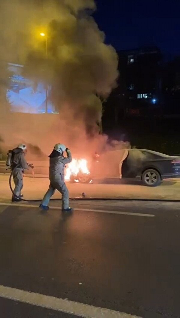 15 Temmuz Şehitler Köprüsü'nde korku dolu anlar: Otomobil alev alev yandı