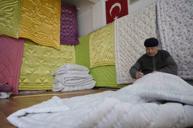 7 Yasinda Basladigi Yorgancilik Meslegini 4. Kusak Olarak 52 Yildir Devam Ettiriyor