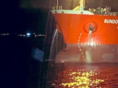 Çanakkale Bogazi'ndan Geçen Bos Tanker Makine Arizasi Yapti