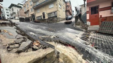 Bursa'da Siddetli Yagis Sonrasi Yollar Dereye Döndü, Evleri Su Basti