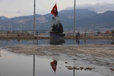 Iskenderun'da Sularin Çekilmeye Baslamasiyla Vatandaslar Hafta Sonunun Keyfini Çikariyor