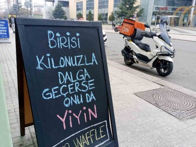 Isletmenin Önüne Konulan Komik Yazi Dikkat Çekti