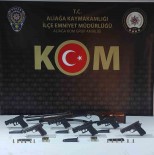 Izmir'de Silah Tacirinin Evine Polis Baskini