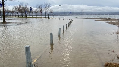 Kocaeli'de Deniz Tasti, Sahil Bandi Suyla Doldu