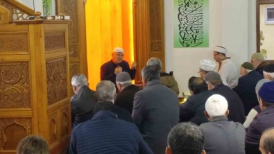 Yunus Emre Camii'nde Sabah Namazi Için Bulustular