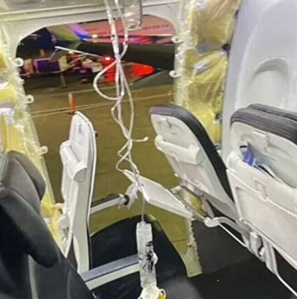 16 bin feette dehşet anları! Uçağın acil çıkış kapısı patladı