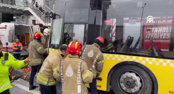 İETT otobüsü direğe çarptı: Otobüs şoförü araca sıkıştı! Yaralılar var...
