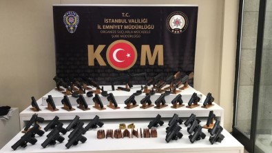 15 Yasindaki Büsra Polat'in Ölümüne Neden Olan Hasim Çetelerden Ele Geçirilen Silahlar Sergilendi