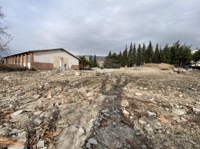 Binlerce Mezun Veren Liseden Geriye Bos Bir Arsa Kaldi