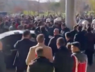 İstanbul'da yüzde 28 zammı yetersiz bulan taksiciler İBB binasını taşladı