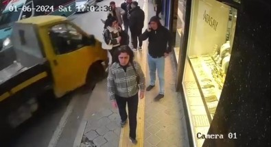 Izmir'de Kamyonet Yayalara Çarpip Is Yerine Daldi Açiklamasi 5 Yarali