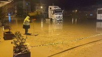 Kirklareli'de Siddetli Yagis Açiklamasi Araçlar Suya Gömüldü