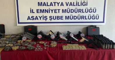 Malatya’da takı dükkanında cephanelik çıktı