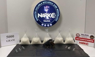 Yalova'da Sürücüsü Kaçan Otomobilden 5 Kilo Uyusturucu Çikti