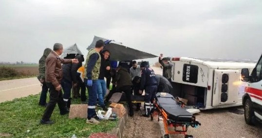 Adana Kozan'da minibüs devrildi: Yaralılar var!