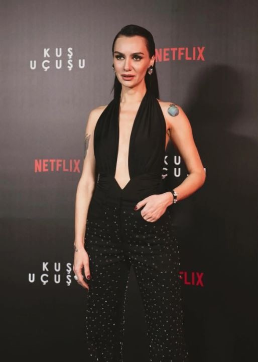 Birce Akalay ile eğlenen Nejat İşler’in olaylı gecesi! Eski rol arkadaşı İnanç Konukçu'ya yumruk attı