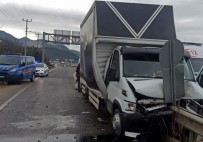 Kamyonet Bariyerlere Ok Gibi Saplandi Açiklamasi 2 Yarali