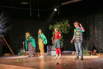'Ormanda Bir Gün' Isimli Tiyatro Oyunu Sahnelendi