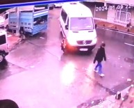 Sultangazi'de Servis Aracinin Altinda Kalan Çocuk Hayatini Kaybetti