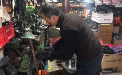 Yaklasik Yarim Asirdir Baba Meslegini Sürdürüyor