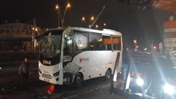 İşçi servisi devrildi! Çok sayıda yaralı var