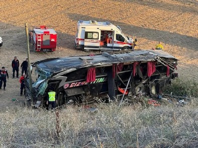 Afyonkarahisar'da feci kaza! Yolcu otobüsü şarampole devrildi: 21 kişi yaralandı