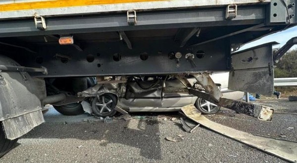 Ankara'da katliam gibi kaza! TIR'a ok gibi saplandı: 2 ölü 3 yaralı