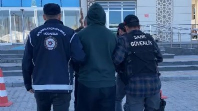 Çanakkale'de 79 kaçak göçmen ile 2 organizatör yakalandı