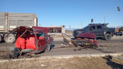 Feci kaza... Otomobil ikiye bölündü, 2 kişi yola fırladı