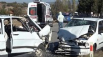 Kütahya'da 2 otomobil, kafa kafaya çarpıştı; 5 yaralı
