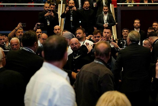 Beşiktaş'ın borcu açıklandı! Yumruklar havada uçuştu