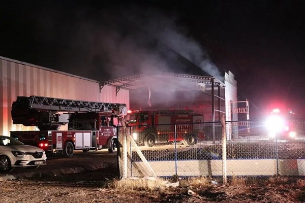 Kayseri’de korkutan yangın: Mobilya fabrikası küle döndü!