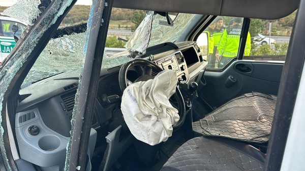 İstanbul'da otomobil minibüsle çarpıştı: Çok sayıda yaralı var