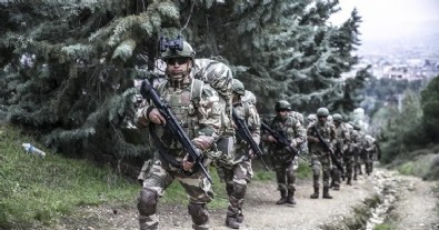 Mehmetçik'ten terör örgütü PKK'ya sınır ötesi operasyon: 12 terörist etkisiz